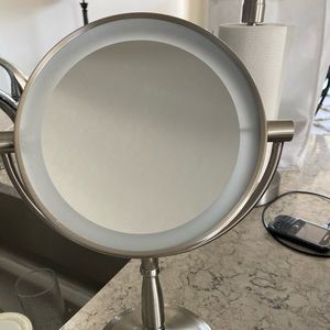 Lighted dual magnified tabletop mirror